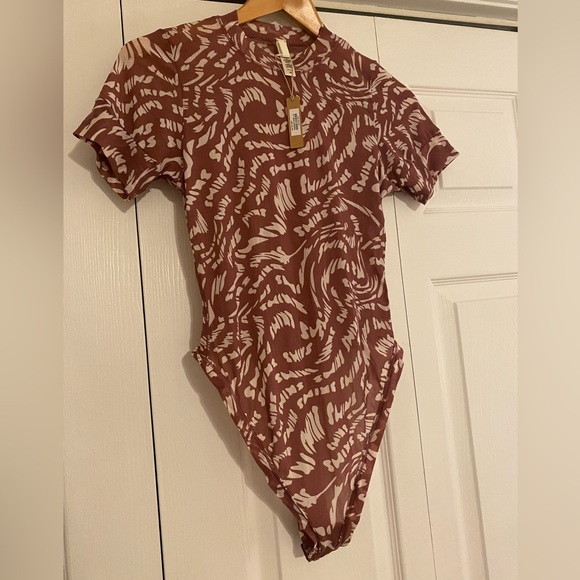 SKIMS Tops - Skims Raspberry Swirl bodysuit t-shirt sz 2X BNWT